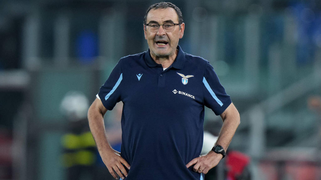 M Sarri wearing blue shirt with his hands on his waist