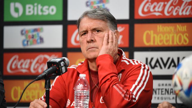 Gerardo Martino, Sitting with Worried Experieces, His Right Hand on His Cheek