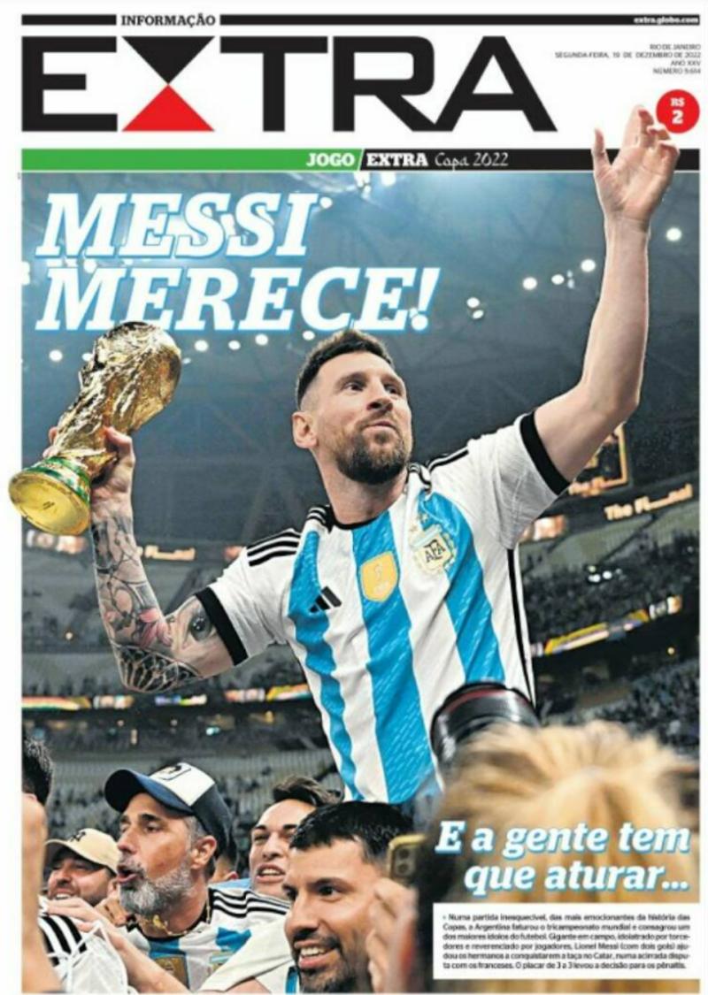 Leo Messi grabs winning trophy and behind him is the crowd that is leaving in the arena
