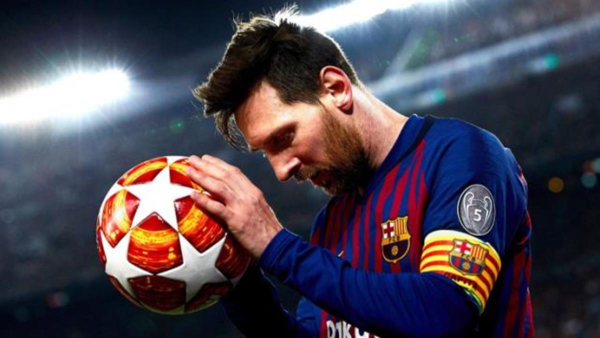 El jugador se para con una pelota de fútbol en la mano y apoya el cuello sobre la pelota